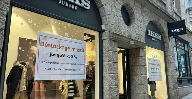 photo  les élus de la commune ont voté une motion en faveur des employés du groupe ikks.  &copy;  archives ouest france 