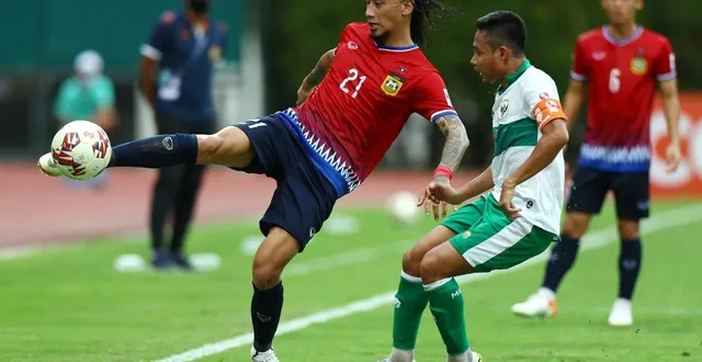 photo  billy ketkeophomphone sous le maillot du laos en 2021 in singapour.  &copy;  getty images via afp 