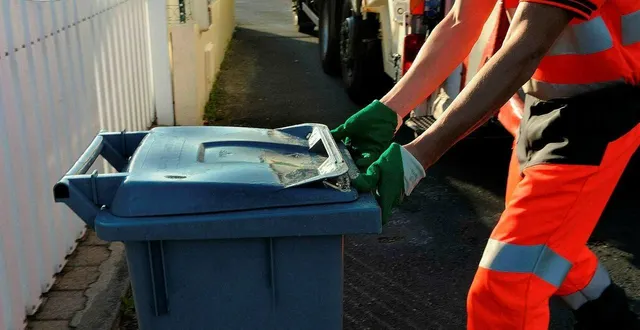 photo  la collecte des ordures ménagères est avancée les mercredi 21 et 31 décembre 2025, au mans.  &copy;  archives ouest-france / béatrice le grand 