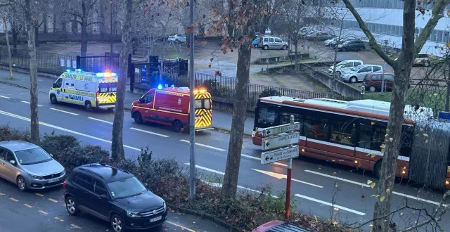 photo  le mans, lundi 22 décembre 2025. le bus accordéon est resté immobilisé devant le lycée touchard-washington, avec la présence d’une ambulance du smur et des pompiers.  &copy;  le maine libre 