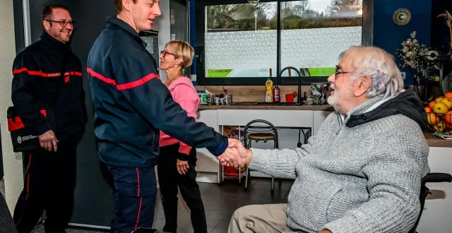 photo  coulaines, jeudi 11 décembre 2025. 13 ans après son accident, jacky a retrouvé julien, l’un des pompiers qui lui avaient sauvé la vie.  &copy;  le maine libre yvon loue 