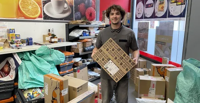 photo  la ferté-bernard, vendredi 19 décembre 2025. mathis, au supermarché coccinelle express, réceptionne environ 80 colis par jour contre 40 en temps normal.  &copy;  le maine libre 