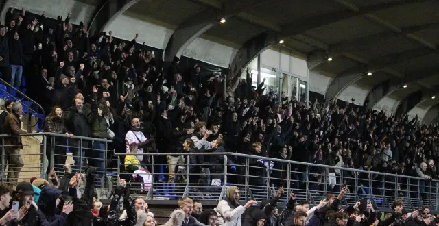 photo  la joie des supporters de l’us avranches (manche, n2), lors de la victoire du club manchois face au stade brestois (finistère, l1), à fenouillère, lors des 32es de finale de la coupe de france, vendredi 19 décembre 2025.  &copy;  jean-louis rault 