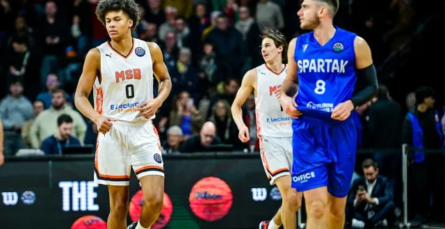 photo  les jeunes manceaux swann penda et bastien grasshoff (en blanc), mardi 16 décembre 2025 à antarès, contre le spartak subotica, en ligue des champions.  &copy;  le maine libre - yvon loué 