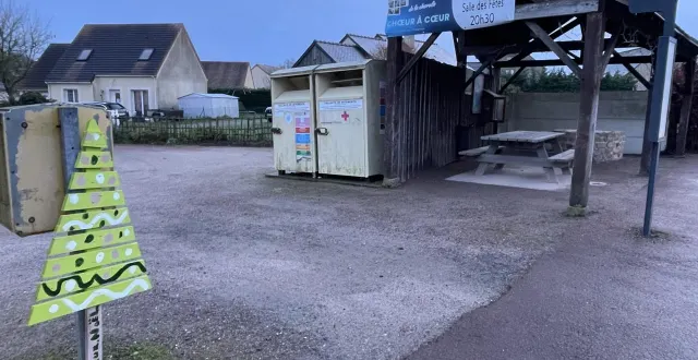 photo  le sapin était installé ici, tout près d’un sapin en bois, décoré lui aussi par les enfants.  &copy;  le maine libre 