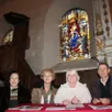 photo de gauche à droite : véronique robert, anouchka ancona, agnès laigre et eric benoit lors de la signature de la convention, avec en arrière plan la vierge à l’enfant remettant le rosaire.