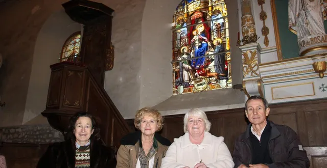 photo  de gauche à droite : véronique robert, anouchka ancona, agnès laigre et eric benoit lors de la signature de la convention, avec en arrière plan la vierge à l’enfant remettant le rosaire.  &copy;  ouest-france 