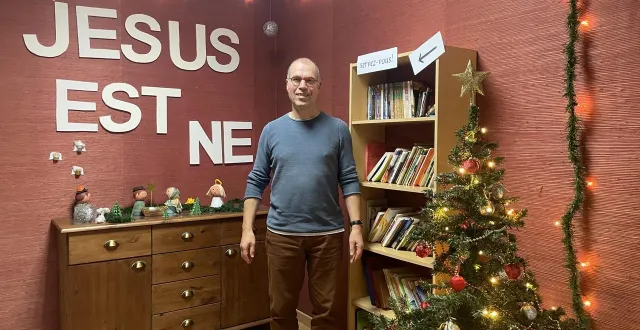 photo  chez les évangéliques, ici à l’église connect d’alençon (orne), où norbert laffin est pasteur, on ne lésine pas sur les décorations de noël.  &copy;  ouest-france 