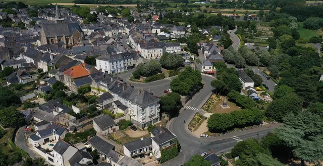 photo  la commune de brissac-sur-aubance en maine-et-loire, vue du clel en juin 2022.  &copy;  ?archives co - josselin clair 