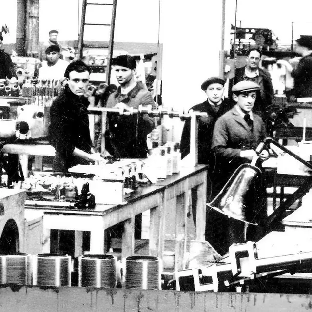 photo ligne d’assemblage des moteurs d’avion produits à arnage par la smgr  ©  collection des anciens de jeumont