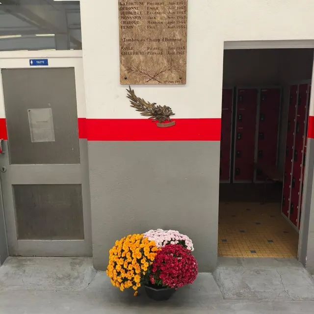 photo la plaque a été offerte, en 1945, par la section syndicale cgt de l’usine kellermann, paris 13e  ©  jean-yves pierrès