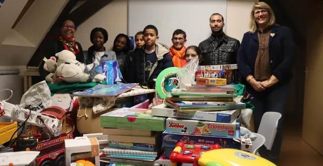 photo  les jeunes du conseil municipal des jeunes de sablé-sur-sarthe, autour d’annick davy, la présidente d’alpha sablé à qui ont été remis les jouets de la collecte.  &copy;  ouest-france 