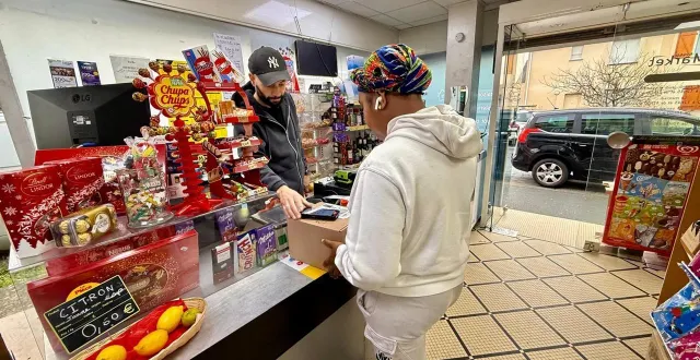 photo  trélazé, le 22 décembre 2025. à l’épicerie speedmarket de trélazé, les cartons s’entassent dans l’arrière-boutique du magasin. et les clients s’enchaînent.  &copy;  co 