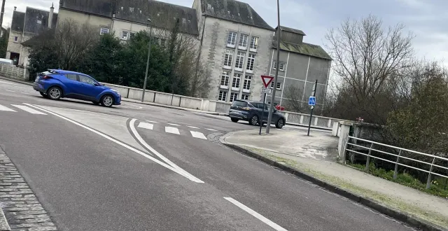 photo  après une course-poursuite d’un kilomètre, le faux coursier a été interpellé non loin de la minoterie dubois-rioux.  &copy;  ouest-france 