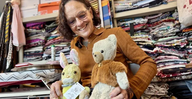 photo  à noyal-pontivy, florence lucas soigne les doudous et répare les souvenirs des gens dans son atelier.  &copy;  ouest-france 