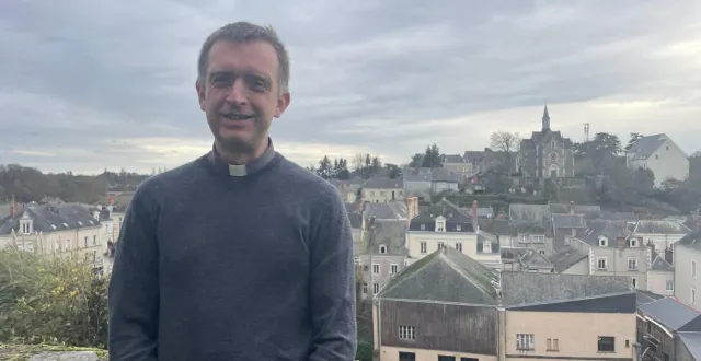 photo  le père julien est le nouveau curé des trois paroisses du segréen depuis le mois de septembre 2025.  &copy;  co - lucas jariais 