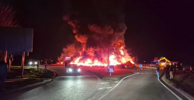 photo  un incendie a eu lieu au rond-point de la dentelle, à alençon (orne).  &copy;  photo fournie par un témoin 