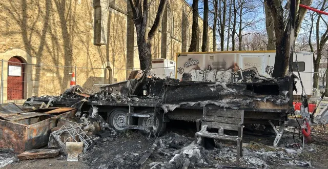 photo  le bungalow de chantier a été réduit en cendres près de l’église sainte-jeanne-d’arc, place washington.  &copy;  le maine libre 