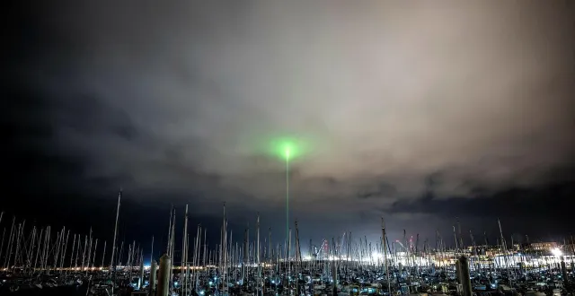 photo  ce rayon vert, visible depuis tout brest début octobre, était en fait un rayon laser pour détecter les couches atmosphériques. il était envoyé par le monge, un navire de mesures de la marine nationale.  &copy;  ouest-france 