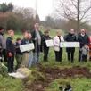 photo  frédéric oudin, tenant un arbre de vie, symbole du don d’organes, entouré d’élus et de membres d’adot 72 (association pour le don d’organes et de tissus humains) à malicorne (sarthe). 