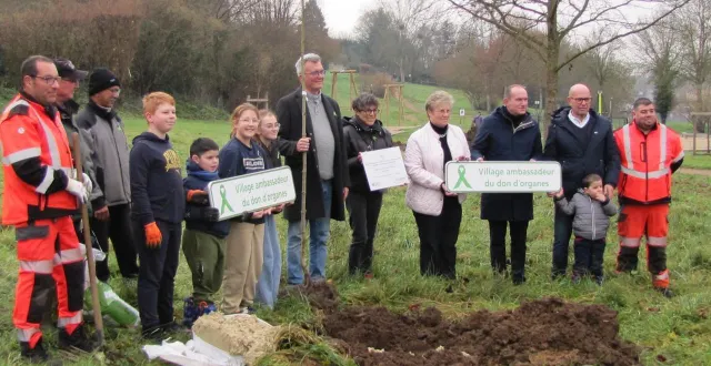 photo  frédéric oudin, tenant un arbre de vie, symbole du don d’organes, entouré d’élus et de membres d’adot 72 (association pour le don d’organes et de tissus humains) à malicorne (sarthe).  &copy;  ouest-france 