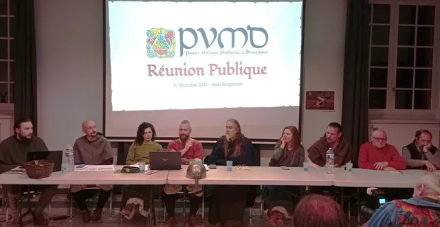 photo  rodolphe duclos, président de l’association projet village médiéval à domfront, entouré de son conseil d’administration, présentant les grandes lignes de la réunion à un public venu nombreux.  &copy;  ouest-france 