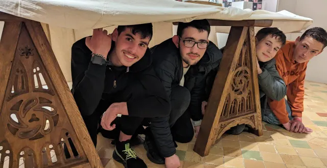 photo  de gauche à droite : alexis, malo, aymeric et nicolas, tous les quatre en première année de bac pro menuiserie, au lycée giel-don-bosco, à giel courteilles (orne) près des tréteaux qu’ils ont réalisés pour l’exposition « le retour du roi, quand le château était habité ».  &copy;  ouest-france 
