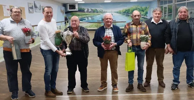 photo  les vainqueurs du challenge super u, yvan gilbert et jean-pierre guémard, trophée en mains, en compagnie des 2es et 3es, et de pierrot davy, président de la société du rivage (deuxième à partir de la droite).  &copy;  ouest-france 