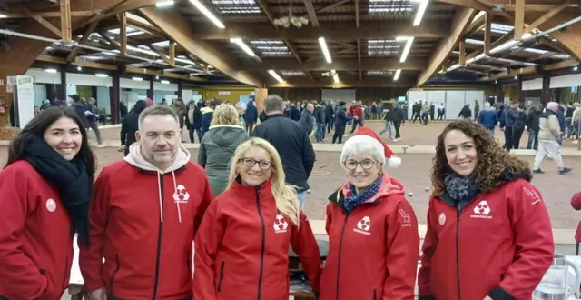 photo  salariés et administrateurs du crédit mutuel ont prêté main-forte en tenant le stand de restauration durant le concours.  &copy;  ouest-france 