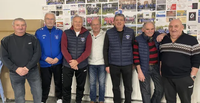 photo  eugène geindreau, troisième en partant de la gauche, aux côtés de quelques membres du club de supporters.  &copy;  co 