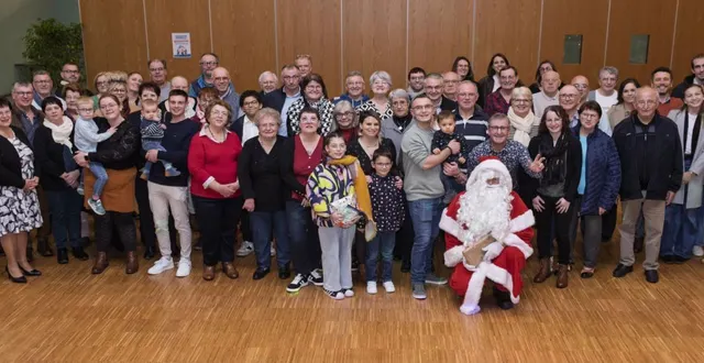 photo  ils étaient 66 personnes au dîner de noël de l’amicale du personnel.  &copy;  le maine libre 