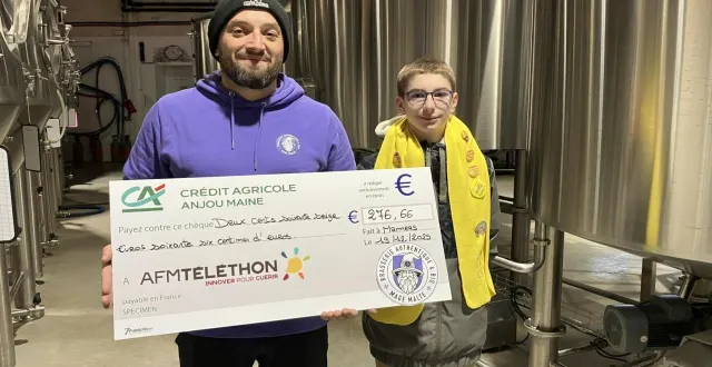 photo  le chèque est remis par cédric grouard, cofondateur de mage malte, à timéo plessis, président de mamer’thon.  &copy;  mamer’thon 