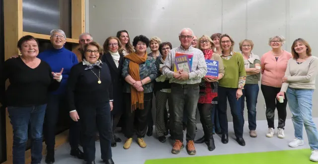 photo  pour marquer noël et la fin de l’année 2025, les membres de tousles groupes d’anglais se sont réunis autour d’un pot.  &copy;  le maine libre 