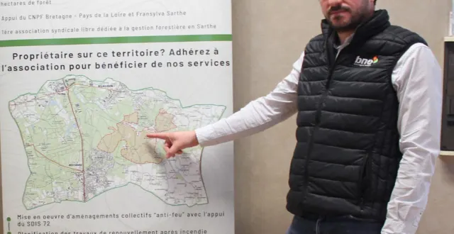 photo  ludovic riandière, président de l’association, montre les parcelles qui ont bénéficié de mesures post-incendie des 18 et 19 juillet 2022.  &copy;  le maine libre 