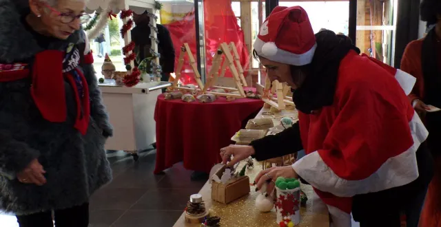 photo  élèves, professeurs et élus ont bien profité du marché de noël interne de l’erea de changé.  &copy;  le maine libre 