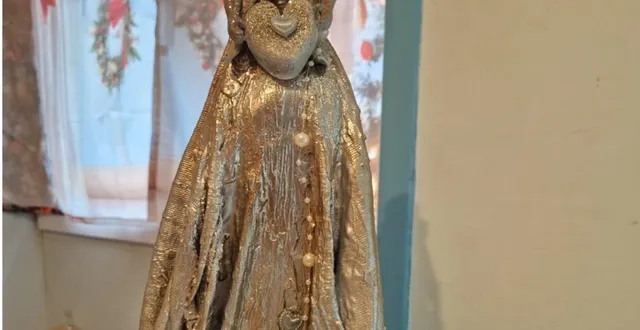 photo  la statue déposée sur les marches de l’église.  &copy;  le maine libre 