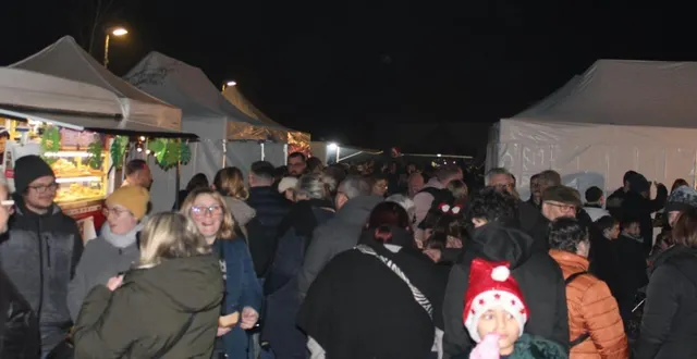 photo  difficile de se croiser dans les allées du marché de noël.  &copy;  le maine libre 
