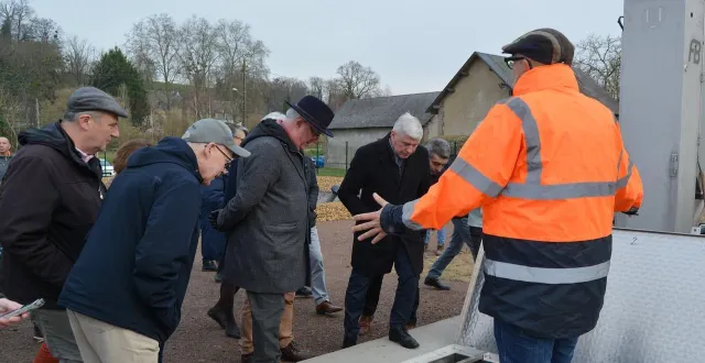photo  élus, habitants et partenaires lors de l’inauguration de la station d’épuration en lieu et place de l’ancien équipement, sur le chemin maxime-maufra.  &copy;  ouest-france 