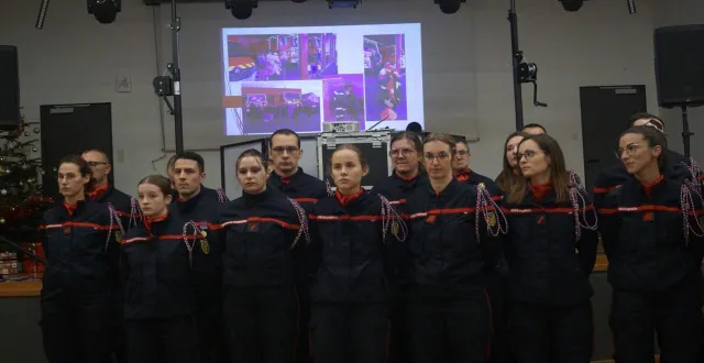 photo  plusieurs distinctions ont été remises comme l’avancement de grade au 1re classe gaëlle lucas. le diplôme d’équipier de spv à clément ceulenaère, au caporal morgane coutelle, à gwendoline hemont, à maxime demy, au sergent audrey breton, à frédéric pottier, à l’adjudant grégory ribot et à grégory roinsolle. lettres de félicitations à nicolas serit, vincent leroy et frédéric pottier.  &copy;  ouest-france 