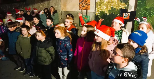 photo  les enfants du sivos des écoliers avaient donné rendez-vous à leurs familles, vendredi soir, dans la cour de l’école. « c’est un rendez-vous que les familles ne manquent pas, et nous non plus », soulignent en chœur des élus. avant le départ en vacances, c’était place à un joli spectacle fait de chansons autour de noël pour chacune des classes. puis sous les cris des enfants, le père noël est arrivé dans la cour.  &copy;  ouest-france. 