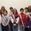 photo les élus du conseil municipal jeunes : téa, alice, eden, sarah, juliette, lise, selim, basile, clément et valentin (manquent gabriel et assanatou), accompagnés de nadia boutimah, adjointe en charge des affaires scolaires (à gauche) et carole heulot, maire.