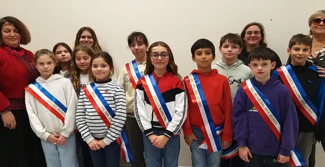 photo  les élus du conseil municipal jeunes : téa, alice, eden, sarah, juliette, lise, selim, basile, clément et valentin (manquent gabriel et assanatou), accompagnés de nadia boutimah, adjointe en charge des affaires scolaires (à gauche) et carole heulot, maire.  &copy;  ouest-france 