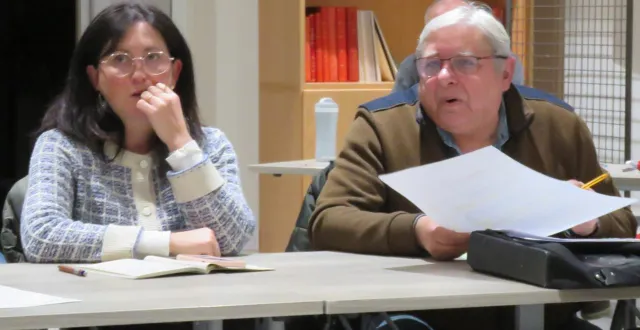 photo  émilie lepourreau et daniel bazille, adjoint en charge de la commission patrimoine à la séance du mardi 16 décembre.  &copy;  le maine libre 
