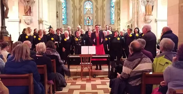 photo  l’église saint-pierre était pleine pour le concert de noël.  &copy;  ouest-france 