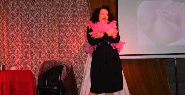 photo  le bistro broc café affichait complet, vendredi soir, pour le spectacle imaginé et interprété par myriam lartigue : ma piaf à moi. après son tour de chants aux allures de cabaret du vieux paris, l’artiste s’est mêlée au public pour raconter la genèse et l’écriture de son spectacle, « j’ai mis deux ans pour écrire ce spectacle, je raconte sa vie, sa personnalité, j’ai fait des rencontres fabuleuses ».  &copy;  ouest-france 