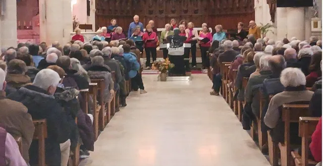 photo  c’est devant plus de 300 personnes que coro al dante, l’association dante alighieri du mans, invité par le double chœur chant’ecomm (écommoy) et poly’sons de bercé (mayet) a donné de la voix pour le concert de noël, dimanche soir. chant’la vie, de cérans-foulletourte, était aussi de la partie. coro al dante a longuement été applaudi. le concert s’est terminé par des chants en commun des quatre chœurs.  &copy;  ouest-france 