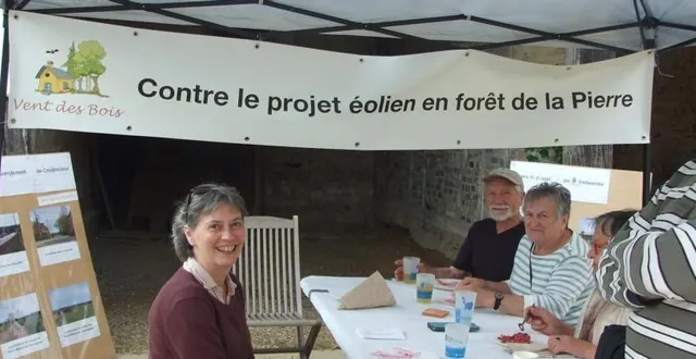 photo  jean-pierre gonet, vice-président de vent des bois (à gauche) se montre prudent après la décision du préfet.  &copy;  ouest-france 