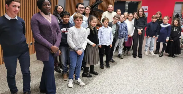 photo  les élèves et le professeur dmitri négrimovski (derrière), avant le concert, mercredi, au café-théâtre de l’éolienne.  &copy;  le maine libre. 