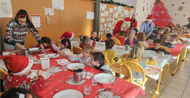 photo  le père noël distribue les chocolats pendant qu’emma et élisabeth servent les enfants.  &copy;  co 