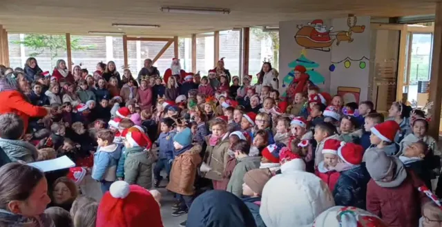 photo  vendredi 19 décembre, la visite du père noël a eu lieu à l’école maternelle du terre, à verrières-en-anjou. à cette occasion, la société des fêtes de pellouailles a assuré la distribution de bonbons. les élèves de maternelle ont ensuite interprété des chants de noël devant les élèves de l’école primaire, venus les écouter.  &copy;  co 